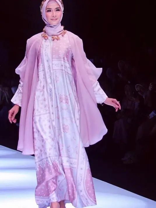 Seperti potret ini, wanita kelahiran 1975 ini terlihat cantik dan manglingi saat jadi model berhijab. (Instagram/maudykoesnaedi).