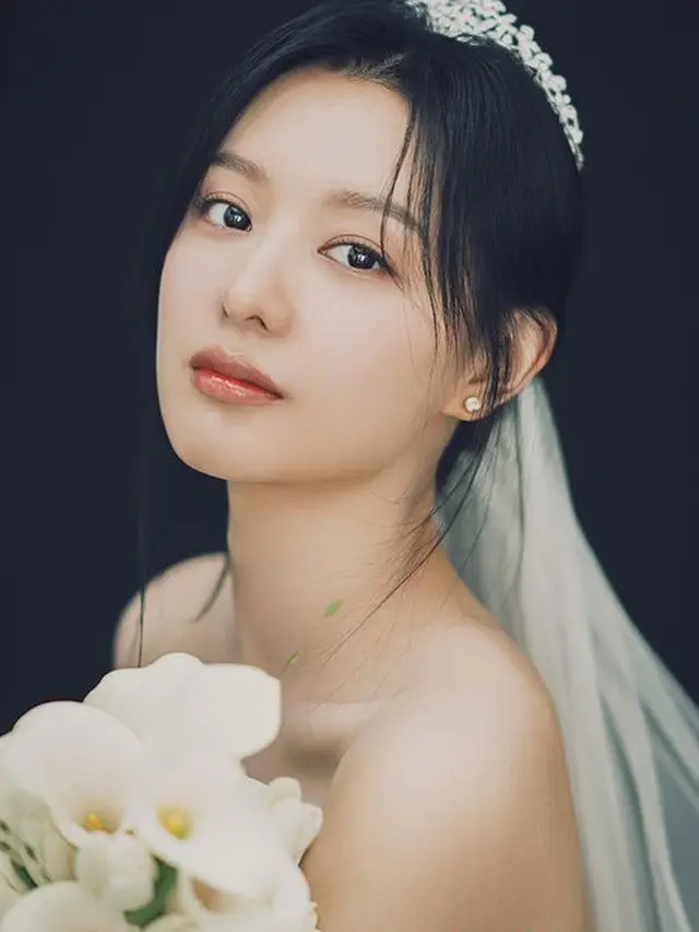 Kim Ji Won Dibalut Gaun Putih di Drama Queen of Tears sebagai Hong Hae In. [TVN]