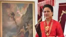 Iriana Jokowi saat upacara HUT RI ke 74 mengenakan balutan baju adat Minang bernuansa merah. Balutan busana tersebut disebut Bundo Kanduang atau Limpapeh Rumah Nan Gadang. Ia juga hiasan kepala Tingkuluak. Tidak lupa selendang yang terbuat dari kain songket. Dok. Instagram Ulin Yusron