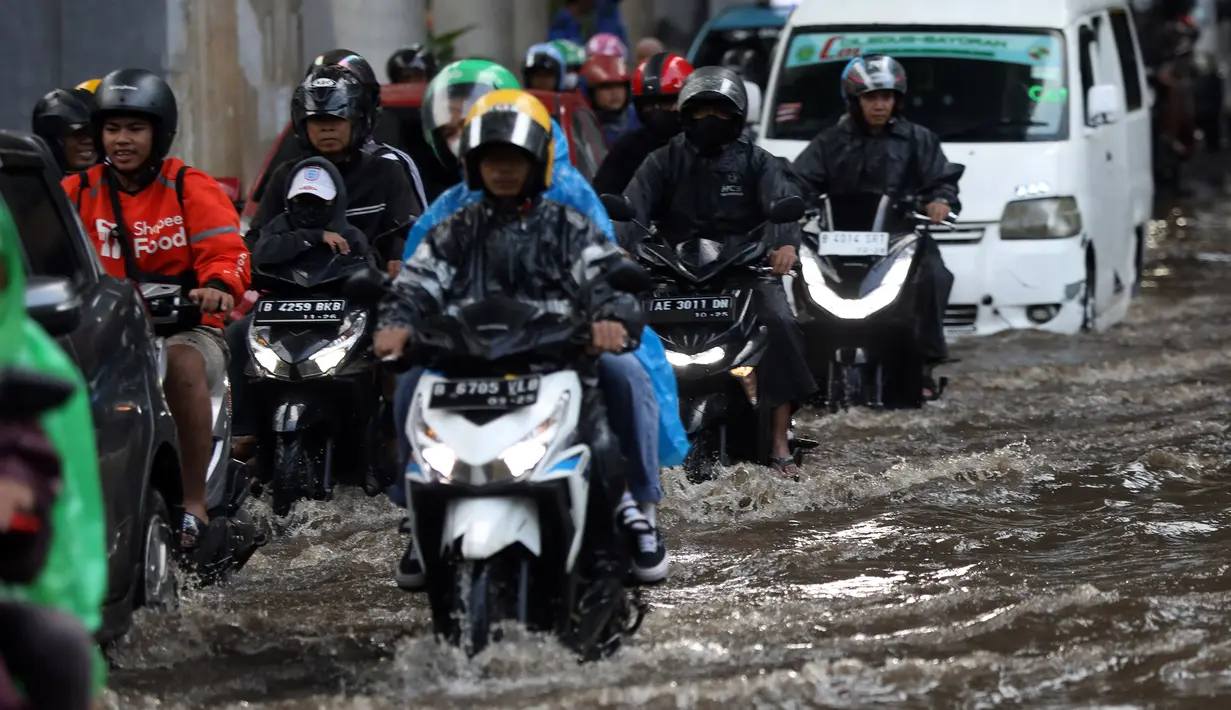 Akibat banjir, arus lalu lintas dari arah Ciledug menuju Kebayoran mengalami kemacetan. (Liputan6.com/Johan Tallo)