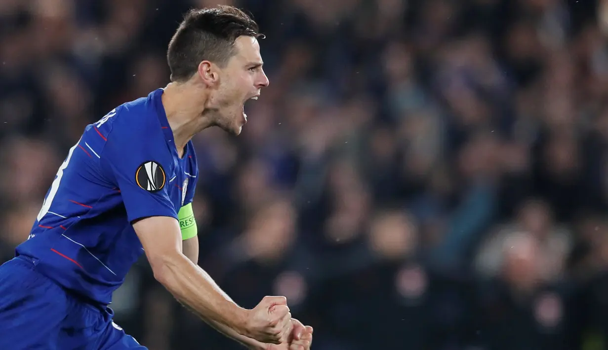 Bek Chelsea, Cesar Azpilicueta berselebrasi setelah pertandingan melawan Eintracht Frankfurt pada semifinal Liga Europa di stadion Stamford Bridge, London (10/5/2019). Chelsea akan menghadapi Arsenal pada laga final Liga Europa. (Reuters/David Klein)
