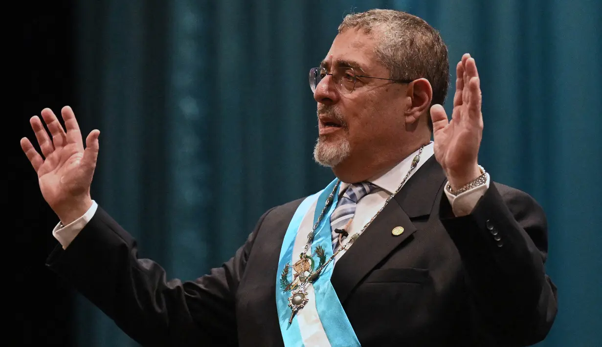 Presiden baru Guatemala Bernardo Arevalo memberi pernyataan setelah diambil sumpahnya dalam upacara pelantikannya di Pusat Kebudayaan Miguel Angel Asturias di Guatemala City, pada tanggal 14 Januari 2024. (JOHAN ORDONEZ/AFP)