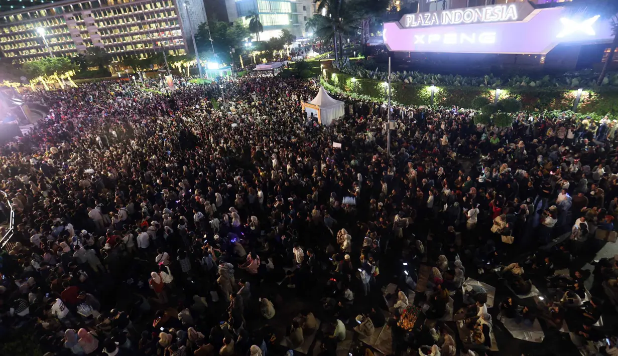 Antusiasme warga tidak hanya datang dari Jakarta, tetapi juga dari berbagai daerah. Tampak dalam foto, suasana kepadatan warga yang akan menikmati malam pergantian tahun di kawasan Bundaran Hotel Indonesia, Jakarta, Rabu (31/12/2025). (Kapanlagi.com/Budy Santoso)