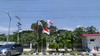 Bendera merah putih setengah tiang terpasang di kawasan SIER. (Dian Kurniawan/Liputan6.com)