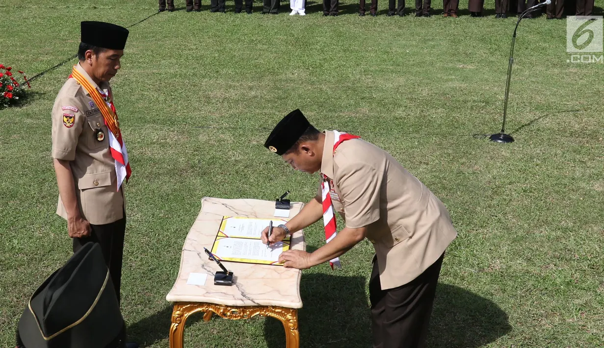 Komjen Pol (Purn) Budi Waseso menandatangani dokumen pelantikan Ketua Kwarnas Gerakan Pramuka periode 2018-2023 di halaman Istana, Kamis (27/12). Pelantikan menandai pergantian dari pengurus lama yang dipimpin Adhyaksa Dault. (Liputan6.com/Angga Yuniar)