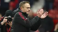 Pada laga tersebut terdapat sebuah catatan manis bagi sang menajer baru. Rangnick menjadi juru taktik Jerman pertama yang sukses raih kemenangan pada debutnya di Liga Inggris. (AP/Jon Super)