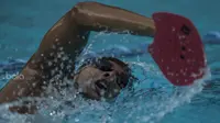 Perenang Indonesia, Siman Sudartawa, berlatih jelang SEA Games 2017 Malaysia di Tirta Arum Swimming Pool Badung, Bali, Jumat (30/6/2017). (Bola.com/Vitalis Yogi Trisna)