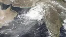 <p>Visual dari pantai di Gujarat dilaporkan menunjukkan hujan lebat, air pasang, dan laut yang ganas.Topan Biparjoy diperkirakan akan mendarat di dekat pelabuhan Jakhau antara Mandvi di Gujarat dan Keti Bandar di Provinsi Sindh, Pakistan. (EOSDIS) via AP)</p>