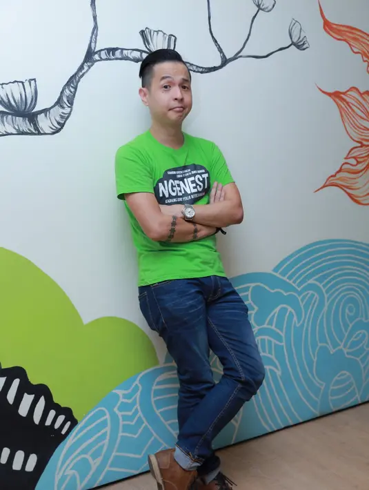 Diakui oleh pria yang mengenyam pendidikan di salah satu universitas di Bandung ini jika ia tidak terlalu mengikuti perkembangan berita Wayan Mirna. Sehingga Ernest Prakasa juga tidak was-was dalam mengonsumsi kopi. (Galih W. Satria/Bintang.com)