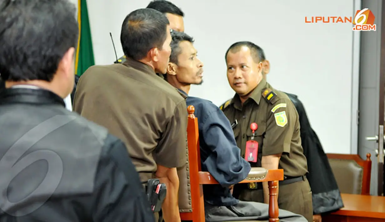 Benget pun harus kembali digotong keluar ruang sidang. Sebelum persidangan, Benget sempat mengamuk di dalam sel Pengadilan Negeri Jakarta Timur. (Liputan6.com/Danu Baharuddin)