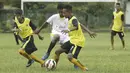 Pemain SSB Galunggung FC berusaha melewati kepungan pemain SSB Tulehu Putra pada semifinal turnamen Liga Remaja UC News di Lapangan Masariku Yonif 733, Ambon, Rabu (29/11/2017). (Bola.com/Peksi Cahyo)