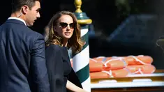 Aktris Natalie Portman saat tiba untuk menghadiri Festival Film Venice ke-75 di dermaga Excelsior Hotel di Venice Lido, Italia, (4/9). Natalie Portman tampil cantik menggenakan dress hitam. (AFP Photo/Alberto Pizzoli)