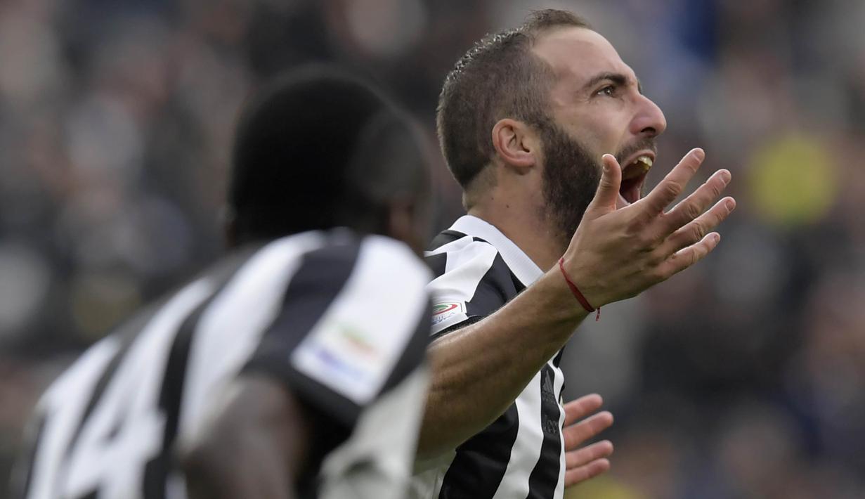 Striker Juventus, Gonzalo Higuain, merayakan gol yang dicetaknya ke gawang Benevento pada laga Serie A Italia di Stadion Allianz, Turin, Minggu (5/11/2017). Juventus menang 2-1 atas Benevento. (AFP/Miguel Medina)