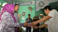 Pihak SMPN 10 Palembang mengembalikan uang pungli kepada wali murid (Liputan6.com / Nefri Inge)