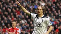 Selebrasi gelandang Tottenham Hotspur Luka Modric usai menjebol gawang Liverpool dari titik penalti di laga lanjutan EPL di Anfield Stadium, 15 Mei 2011. Spurs unggul 2-0.