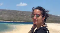 Lahir di Malang pada tahun 1989, Sheila memang sering tampil santai di saat liburan. Saat berpose di sebuah pantai, ia menggunakan baju kaus hitam ditambah aksesoris kacamata. Penampilannya begitu memesona. (Liputan6.com/IG/@itssheilamj)