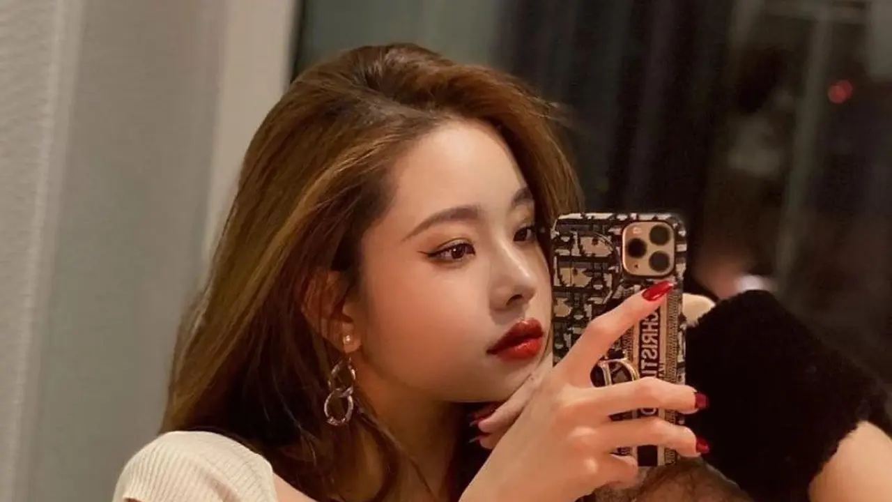 Phone case palsu Song Ji Ah/dok.  Instagram @dearzia