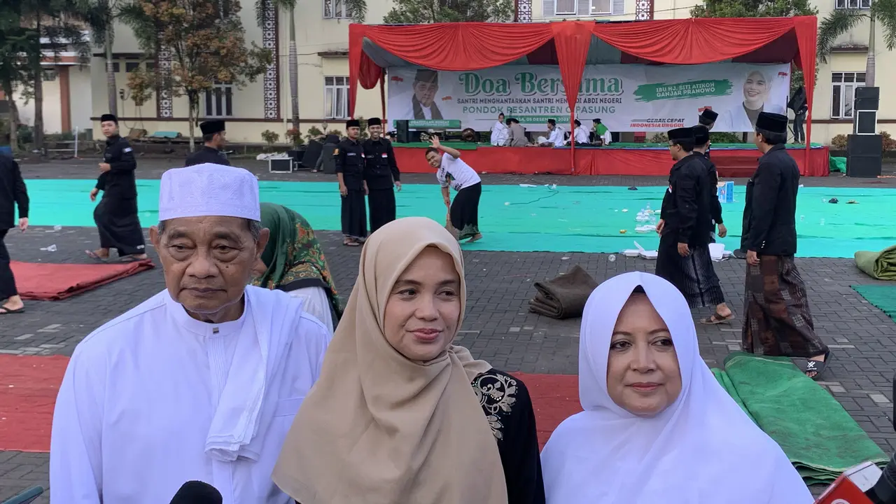 Pimpinan Ponpes Cipasung, KH Ubaidillah Ruhiat saat bertemu Siti Atikoh Supriyanti, Istri Ganjar Pranowo, pada acara Doa Bersama di Pondok Pesantren Cipasung, Tasikmalaya, Selasa (5/12/2023) pagi. (Liputan6.com/Delvira Hutabarat)