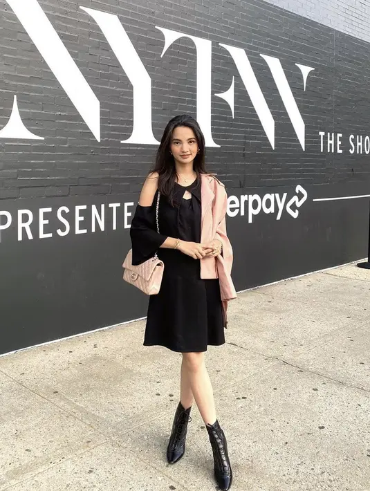 Sabrina Anggraini, Finalis Puteri Indonesia 2019 dan istri Belva Ceo Ruang Guru ini nampak hadir dengan mini dress hitam lengan cut out, dipadukan outer pink yang serasi dengan tasnya.  Serta boots heels warna hitam. @sabrinaanggraini