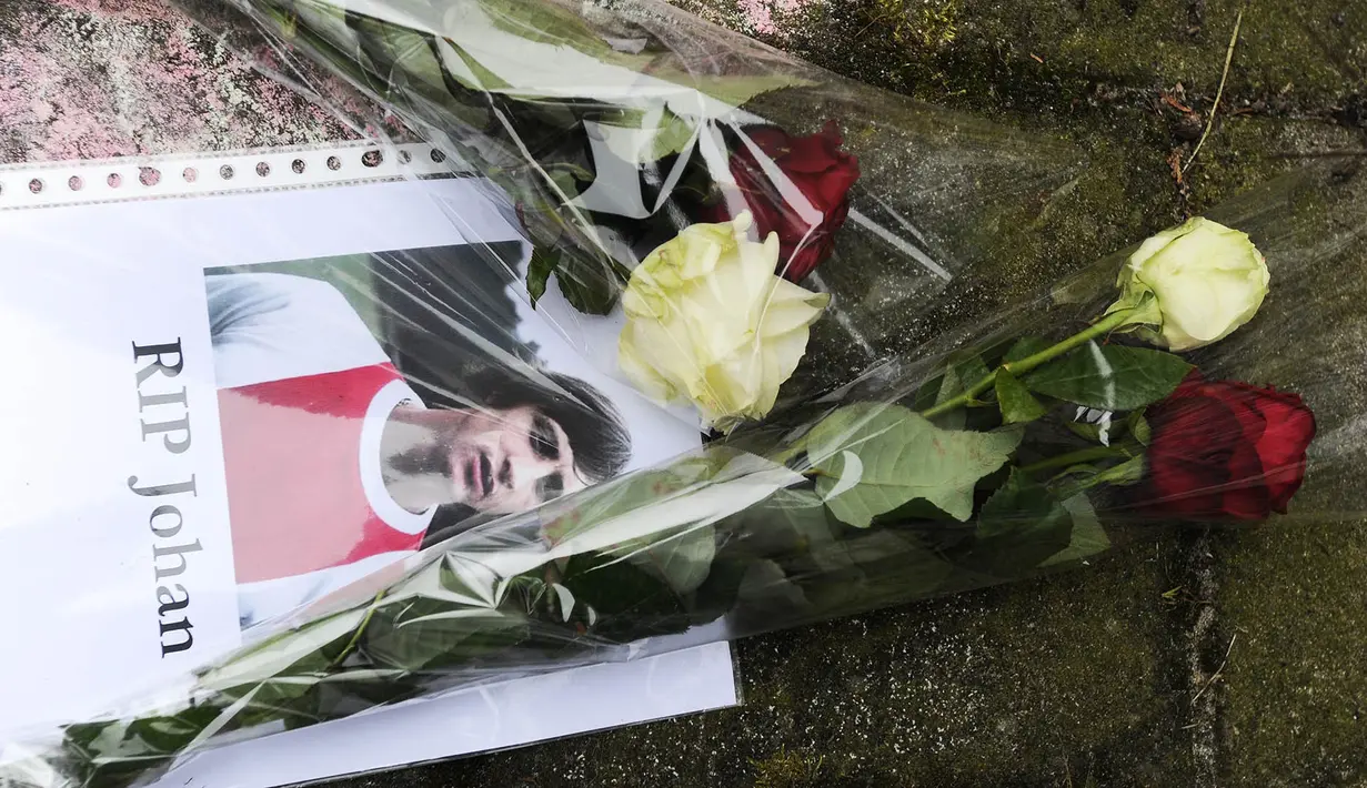 MARET - Legenda sepak bola dunia, Johan Cruyff, meninggal dunia dalam usia 69 tahun karena penyakit kanker di Barcelona. Mantan pemain Ajax dan AC Milan ini dikenal sebagai bapak Total Football saat menangani La Blaugrana. (AFP/Evert Elzinga)