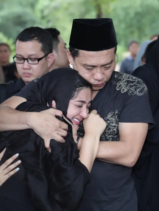 Berulang kali Ashanty memanggil ibunya sembari menanggis. Ibu Ashanty meninggal dunia di kediamannya dalam usia, 72 tahun. Almarhum meninggal usai mengambil air wudhu hendak salat azhar. (Galih W. Satria/Bintang.com)