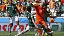 Bek Meksiko, Hector Moreno mengalami benturan dengan penyerang Belanda Arjen Robben dalam pertandingan 16 besar Piala Dunia 2014, Brasil, Minggu (29/6/14). (REUTERS/Marcelo Del Pozo)