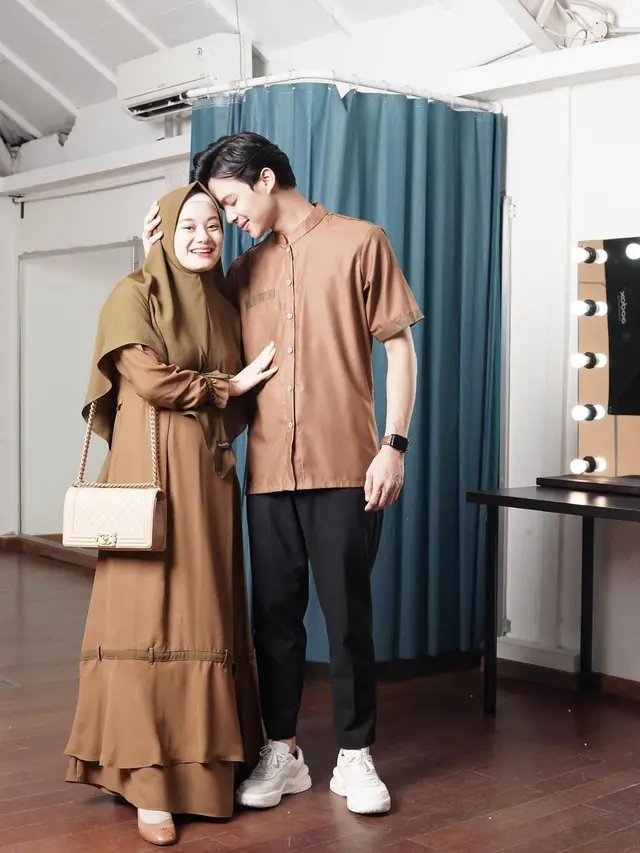 7 Gaya Dinda Hauw dan Rey Mbayang Pakai Baju Couple, Serasi Banget
