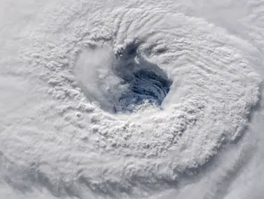Foto yang dirilis NASA memperlihatkan Badai Florence terlihat dari Stasiun Luar Angkasa Internasional, Rabu (12/9). Badai Florence, yang dikenal sebagai badai terkuat, melintasi Atlantik bergerak ke pesisir timur Amerika Serikat. (HO / NASA / AFP)