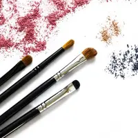 Sederet barang ini adalah sarang kuman. Nomor 4 itu yang sering banget dibawa-bawa cewek! (Sumber Foto: Shutterstock/The List)