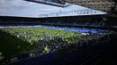 Para penonton memasuki lapangan pertandingan untuk merayakan perpisahan setelah laga lanjutan Liga Inggris 2024/2025 Everton melawan Southampton di Goodison Park, Liverpool, Inggris, Minggu (18/05/2025) waktu setempat. (AFP/Paul Ellis)