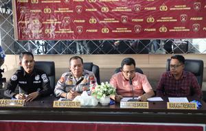 Polisi bongkar praktik dukun cabul di Pati. (Liputan6.com/Arief Pramono)