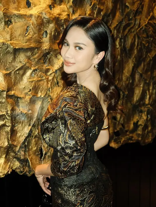 Di acara penghargaan Shopee, Azizah Salsha juga tampil manglingi. Dengan outfit bersentuhan wastra bernuansa keemasan, Azizah tampil dengan makeup bold kecokelatan yang glossy. Rambutnya dibelah pinggir, diikal loose yang menyempurnakan penampilannya secara keseluruhan. [Foto: Instagram/azizahsalsha_]