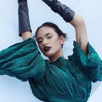 Punya kecantikan khas wanita Indonesia, paras Arawinda Kirana banyak dipuji. Dalam berbagai pemotretan, wanita kelahiran 27 September 2001 ini kerap tampil dengan makeup tebal yang bikin pangling. (Liputan6.com/IG/@arawindak)