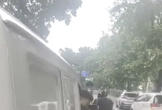 Viral Pengemudi Mobil Boks Acungkan Pisau ke Taksi Online. (tangkapan layar instagram)