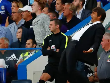 Manajer Chelsea, Antonio Conte saat memberi arahan kepada anak asuhnya dalam Liga Primer Inggris melawan West Ham United di Stadion Stamford Bridge, Senin (15/8). Chelsea keluar sebagai pemenang dengan skor 2-1. (REUTERS/ Eddie Keogh)