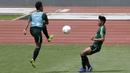 Pemain Timnas Indonesia U-22, Firza Andika, berusaha merebut bola saat latihan di Stadion Madya, Jakarta, Kamis (17/1). Latihan ini merupakan persiapan jelang Piala AFF U-22. (Bola.com/Yoppy Renato)