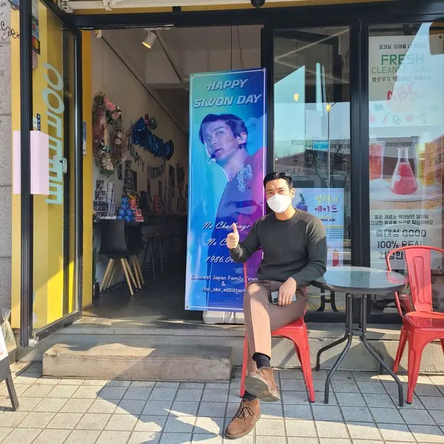 Momen Perayaan Ulang Tahun Siwon Choi yang Ke-35, Dapat Banyak Hadiah. (Sumber: Instagram/siwonchoi)