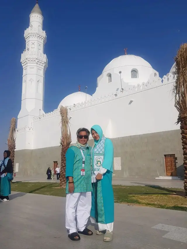 Hadiah dari Raffi Ahmad, Ini 6 Potret Bopak Castello dan Istri Jalani Umrah