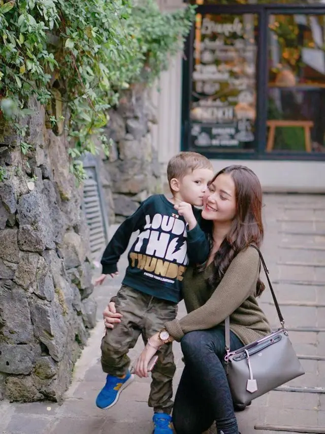 Mengawali karir sebagai seorang model, kini Voke Victoria telah sukses membintangi belasan judul FTV, termasuk FTV Kisah Nyata Indosiar.