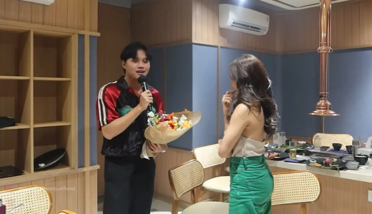 "Ambil bunga berarti kamu nerima, tapi kalau misalkan kamu engga nerima kamu cium Roby," ucap Rizky Febian sembari berseloroh.(Youtube/Putri Delina)