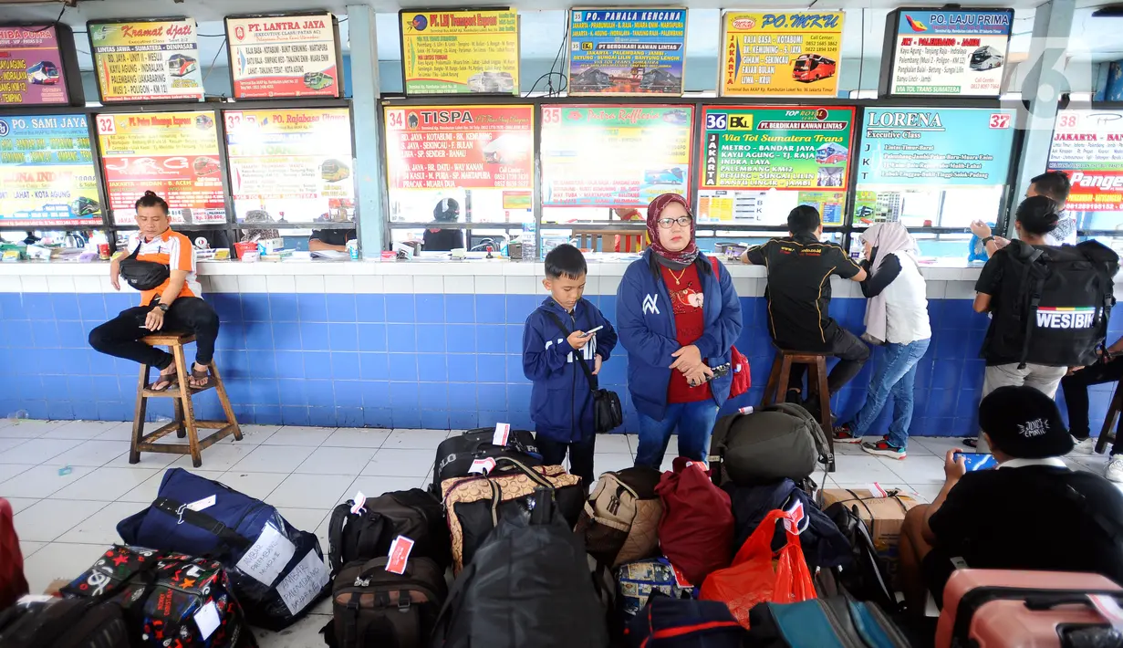 Kenaikan jumlah penumpang di Terminal Kampung Rambutan sekitar 20-30 persen. (medeka.com/Arie Basuki)