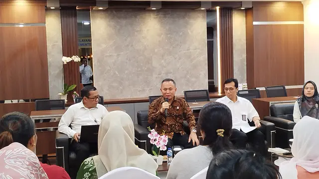 Para mantan pemain Oriental Circus Indonesia (OCI) menemui Wakil Menteri Hak Asasi Manusia (Wamen HAM) Mugiyanto, Selasa (15/4/2025).