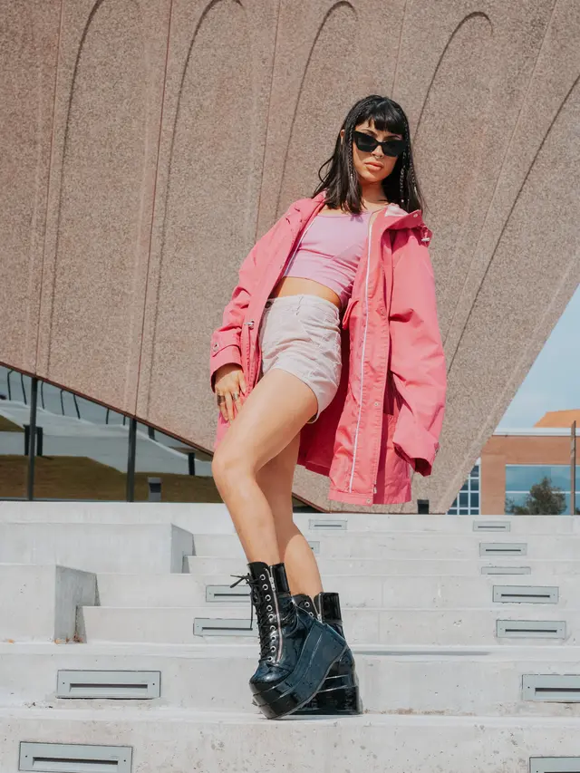 5 Cara Mengakali Outfit Pink Agar Tidak Terlihat Feminin