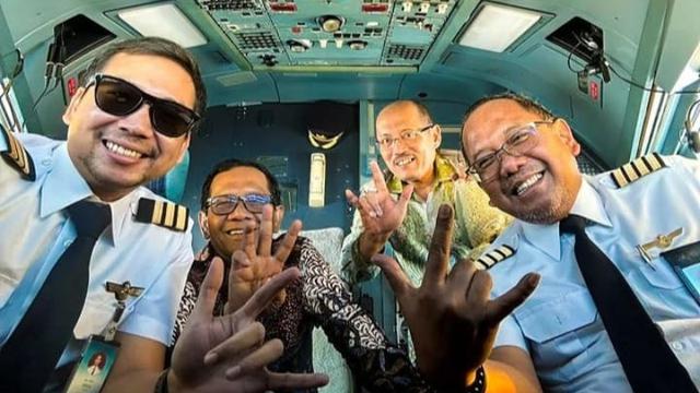 Mahfud MD Foto Bareng Pilot di Kokpit, Pose Salam 3 Jari dan Metal