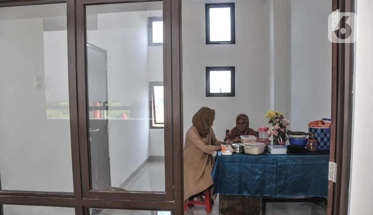 Aktivitas warga saat mulai menempati di salah satu unit Kampung Susun Produktif Tumbuh Cakung Eks. Bukit Duri, Jakarta Timur, Kamis (25/8/2022). Dinas Perumahan Rakyat dan Kawasan Permukiman (DPRKP) DKI Jakarta Sarjoko mengungkapkan pembangunan kampung susun ini menelan dana sekitar Rp52 miliar. Adapun Kampung Susun itu, dibangun di atas lahan seluas 4.000 meter persegi. (merdeka.com/Iqbal S. Nugroho)