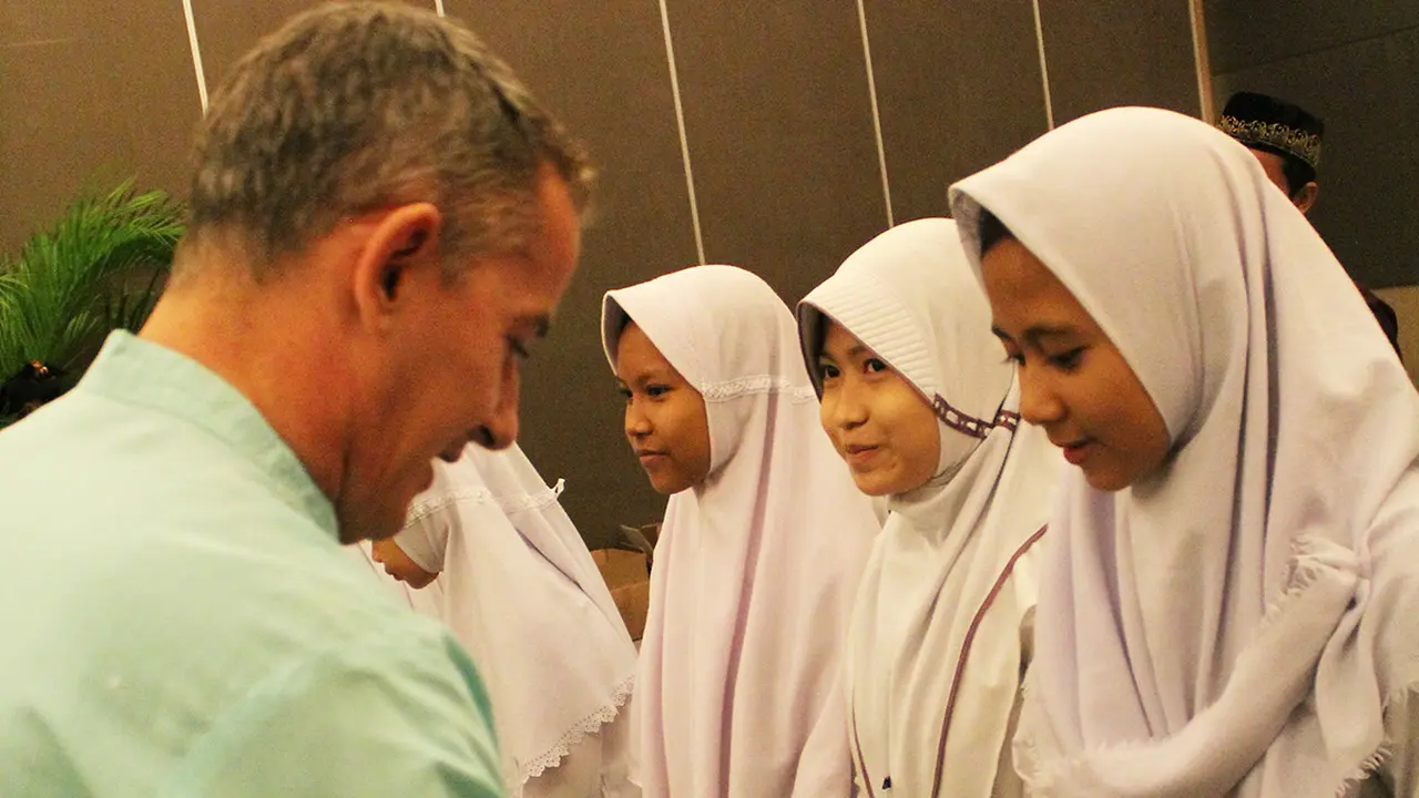 Dalam rangka mengisi bulan puasa, manajemen Mercure Serpong Alam Sutera mengadakan acara buka puasa bersama anak yatim piatu,