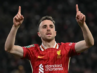 Pemain depan Liverpool asal Portugal, Diogo Jota melakukan selebrasi setelah mencetak gol saat pertandingan putaran ketiga Piala Liga Inggris melawan West Ham United di Stadion Anfield, Liverpool, Inggris pada 25 September 2024. (Paul ELLIS/AFP)