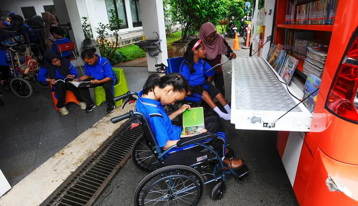 Salah satu tujuan penyelenggaraan perpustakaan keliling adalah untuk meratakan layanan informasi dan bacaan kepada masyarakat, khususnya para pelajar. (merdeka.com/Arie Basuki)