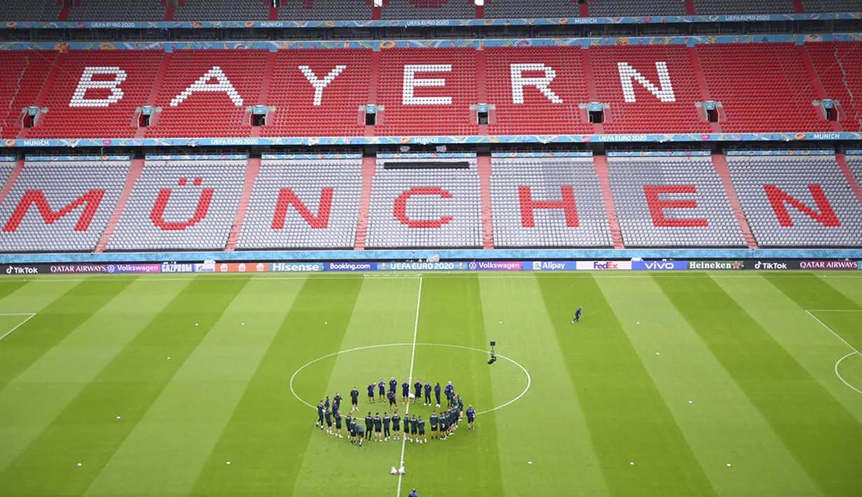 Para pemain Italia menghadiri sesi latihan di Stadion Football Arena, Munich, Jerman, Kamis (1/7/2021). Italia akan menghadapi Belgia pada pertandingan perempat final Euro 2020. (Stuart Franklin, Pool via AP)