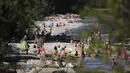 Orang-orang menikmati cuaca musim panas di tepi Sungai Isar, Munich, Jerman, 3 Agustus 2022. (AP Photo/Matthias Schrader)